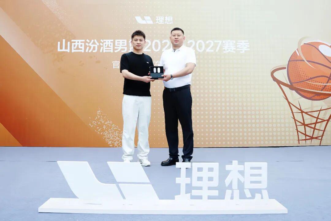 维拉加入莱奥争夺战先租后买总价近3700万镑与加拉塔萨雷抢人